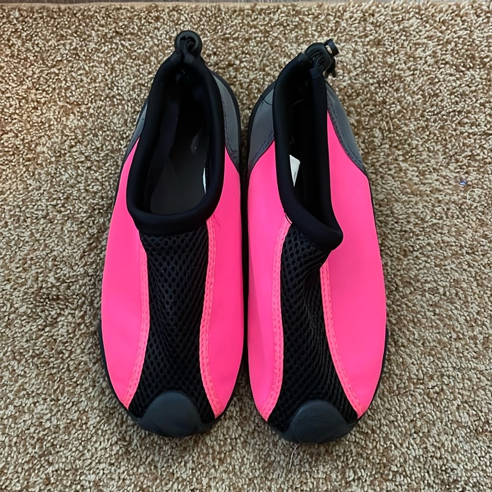 LIFEGUARD youth girls water shoes neon pink/black 2/3